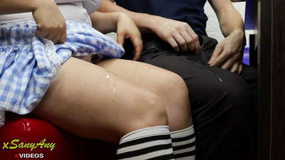 Umntwana wesikolo oselula ugxadazela ukuya kugxa wakhe eklasini ngomsebenzi wasekhaya-xsanyAny